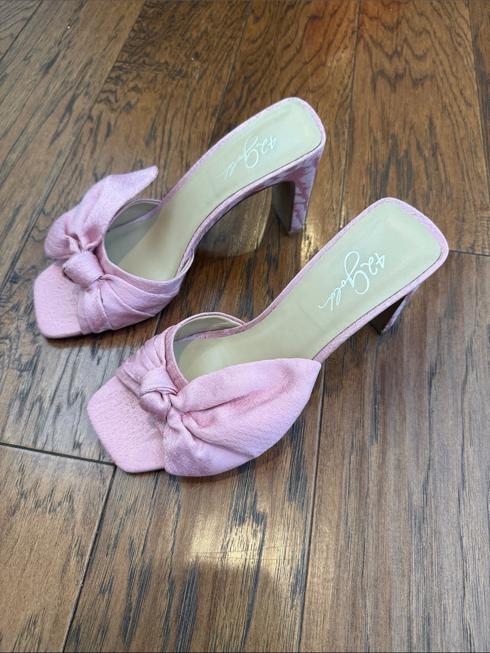 42 GOLD Pastel Pink Knotted Bow Slide Heels, 7.5 - Picture 3 of 5
